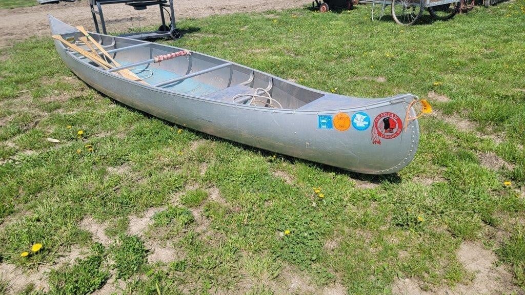 Osagian 17' canoe w/oars