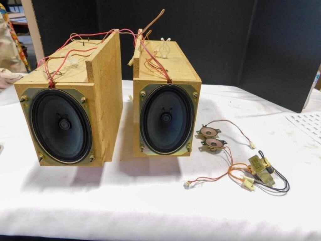 2 Speakers in boxes, with parts