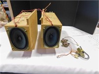 2 Speakers in boxes, with parts