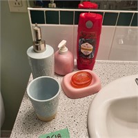 B518 Misc Bathroom items