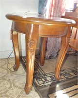 ROUND OAK SIDE TABLE WITH CARVED LEGS