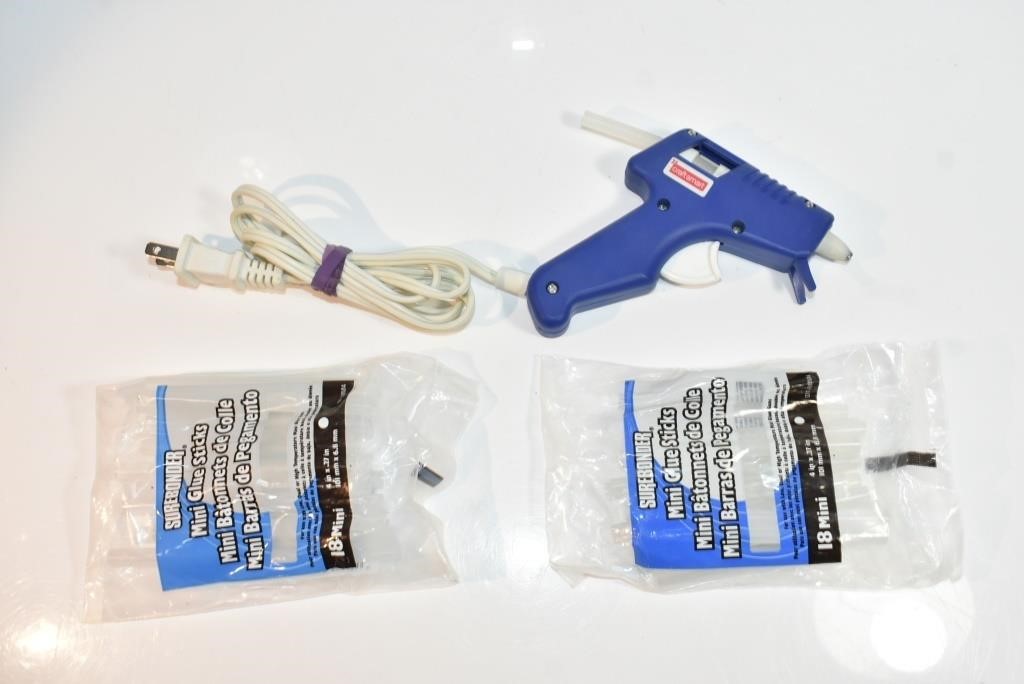 HOT GLUE GUN AND TWO PACKAGES GLUE STICKS