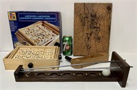 Jeux, crécelle et gravure en bois