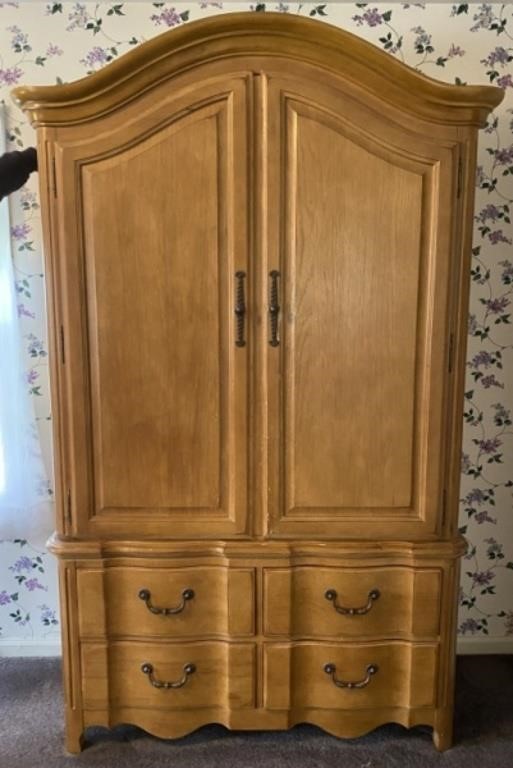 Stanley 7+' Mirrored Armoire