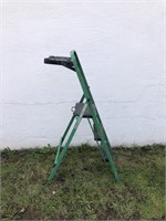 GREEN  3' STEP LADDER WITH PAINT TRAY