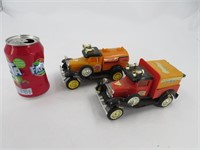 2 vieux jouets camion dont Petroleum