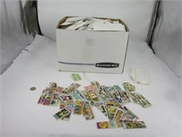 Grosse boite avec des milliers de timbres classés