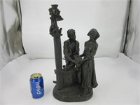 Statue d'un couple avec chérubin
