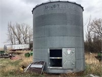 2000 bushel grain bin. 14 ft diameter. Wood floor