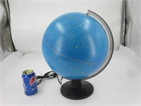 Globe terrestre illuminé avec constellation