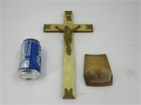 Ancien crucifix et réservoir à eau bénite