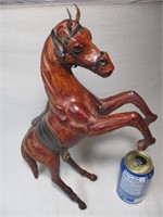 Sculpture de cheval couvert de cuir