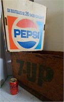 Caisse de bois 7-Up et caisse de carton Pepsi.