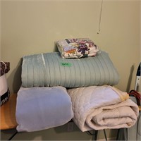 B624 Two blankets Comforter and new Bed set