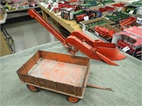 Tru Scale Mounted Corn Picker & Case Metal Wagon