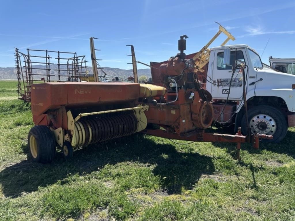 New Holland 500 Baler