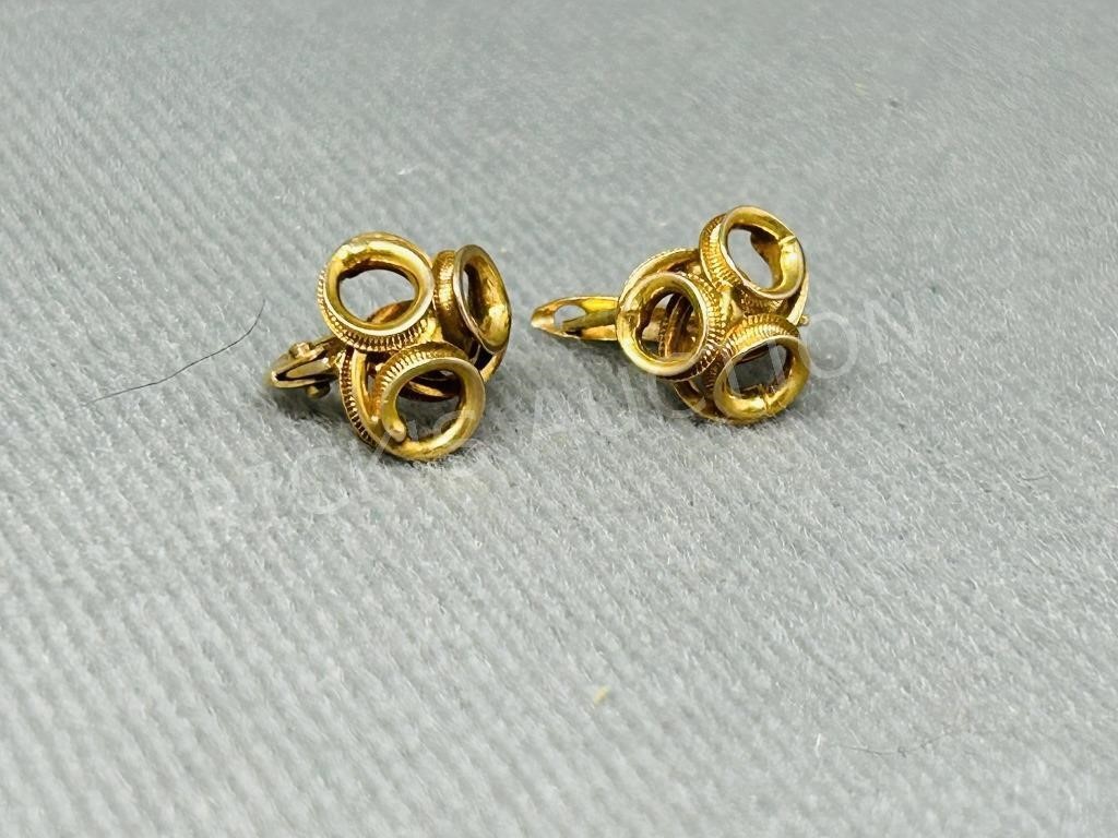 pair of 10k gold earrings - 3g