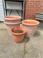 4 plastic flowers pots