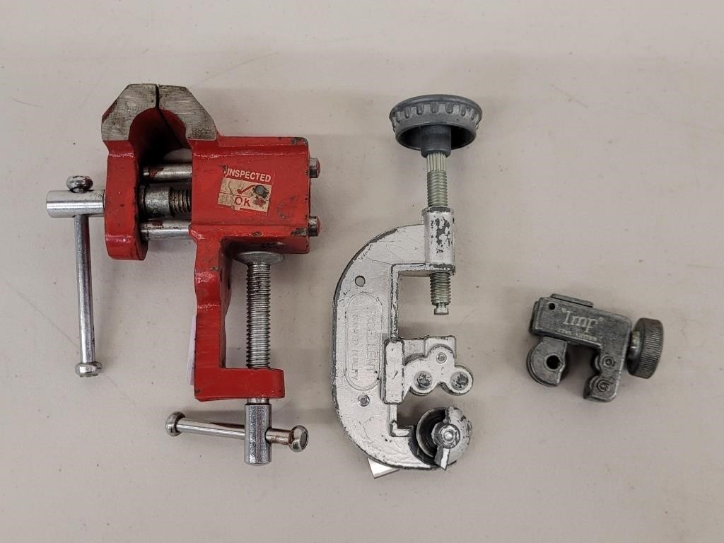 MINI BENCH VISE & 2 CUTTERS LARGE CUTTER IS BROKEN