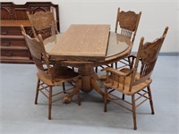 CLAW FOOT WOOD TABLE WITH 4 CHAIRS & LEAF