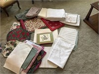 Lot of table covers/ placemats/ table cloths- see