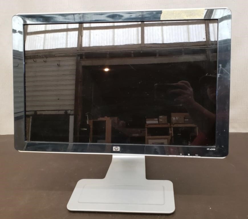 HP w2408 Monitor. Powers on When Connected to