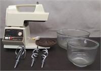 Oster Mixer w/2 Glass Bowls & 3 Beaters- works