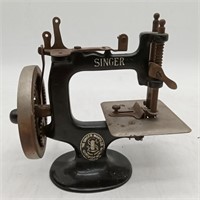 (O) Vintage Small Singer Sewing Machine 7" X 7"