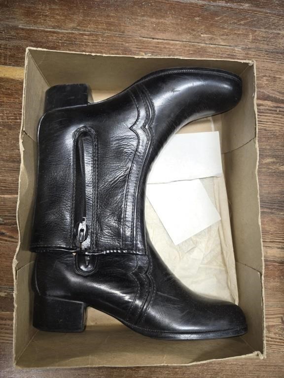 Ladies Size 8 Boots w/Box