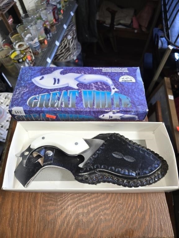 Great White Shark Knife w/Box and Holster