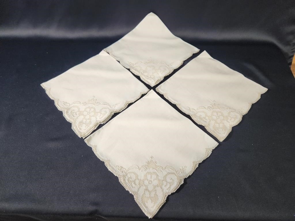 SET OF (4) LINEN NAPKINS WITH LACE ACCENT CORNER