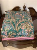 Comforter with rolled piping around border 120"x80