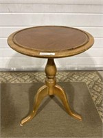 Round pedestal stand with removable legs