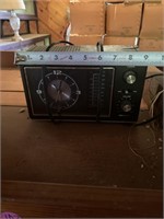 Vintage clock radio working all the way!