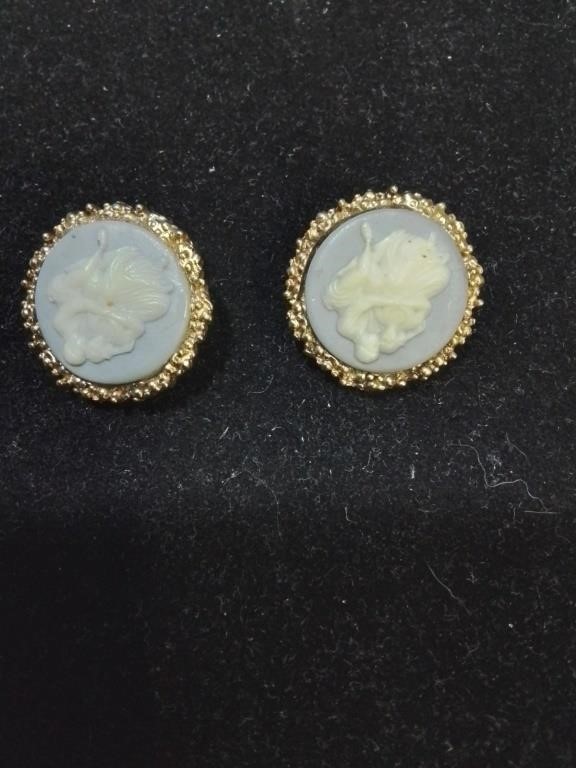 Vintage clip on gold tone cameo earrings