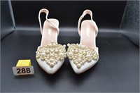 Pointed 4in sz 10 white heels- never worn