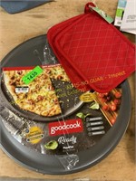Goodcook pizza pan & Figmint pot holders