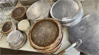 1 LOT 60-PIZZA PAN DIFFERENT SIZES./ 2-PIZZA