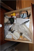 CONTENTS OF 4 KITCHEN DRAWERS
