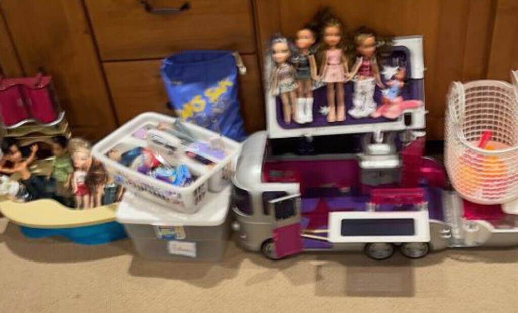 Huge Lot of Bratz Toys Camper, Dolls More