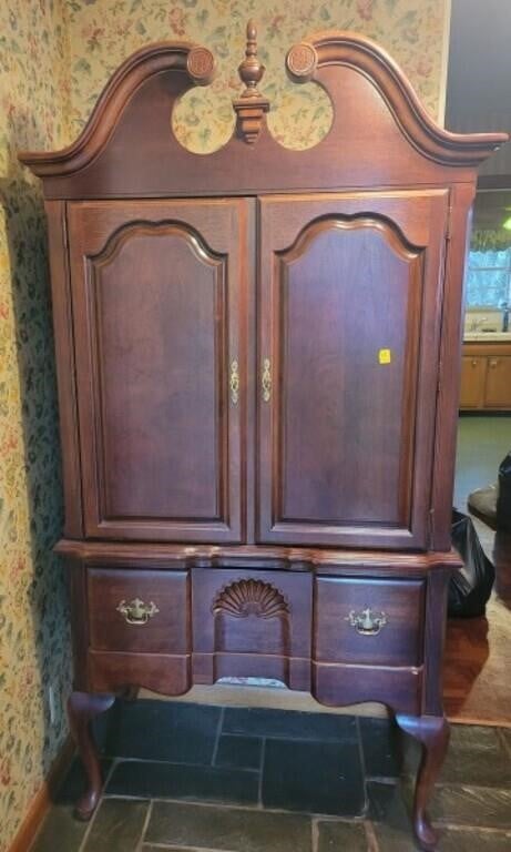QUEEN ANN STYLE MAHOGANY TV CABINET