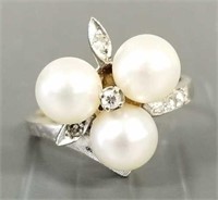 14K white gold ring set with diamonds & pearl