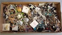 Large group fashion & costume jewelry incl.