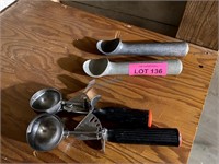 LOT OF ICE CREAM SCOOPS & DISHERS