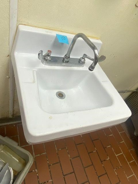 20" x 20" x 10" Hand wash sink