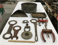 Tool lot w/ gear pullers & hub wrenches