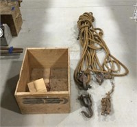 Wood crate w/ rope & metal pulleys-17.75 x 13.5 x