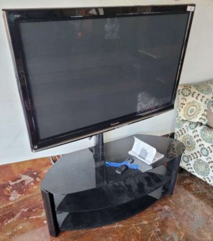 PANASONIC TV WITH REMOTE AND ON STAND