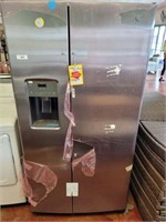 GE SIDE BY SIDE STAINLESS REFRIGERATOR