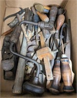 TRAY OF VINTAGE HAND TOOLS, BRACE AND BIT